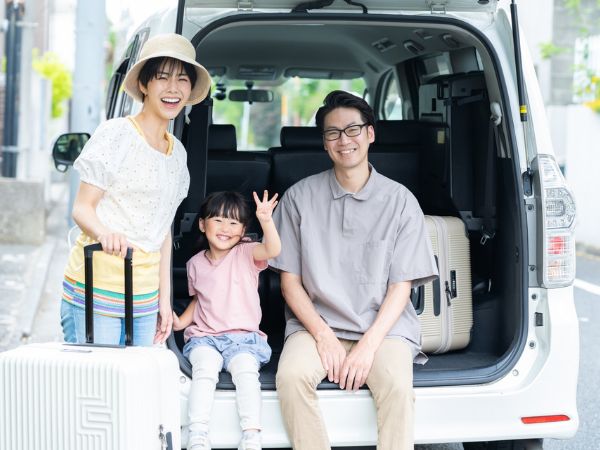 家族旅行をする家族